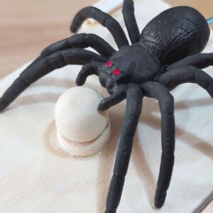 CAJA DE MADERA CON ARAÑA (JTJUG987)