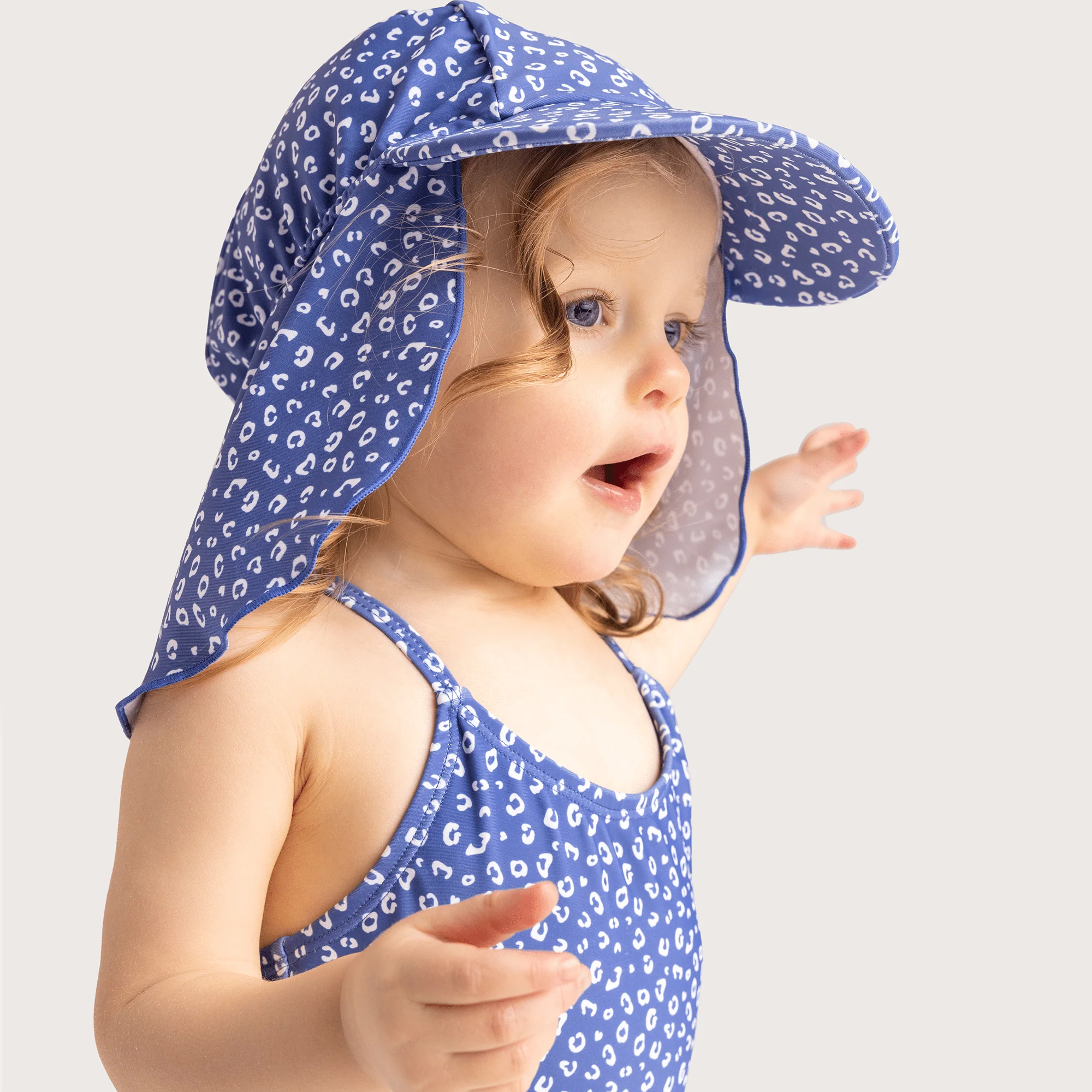 GORRO BEBE CON FILTRO SOLAR UV PROTECCION CUELLO Y NUCA LEOPARDO AZUL 1-2 (JTBABYSWIM020) - Image 2